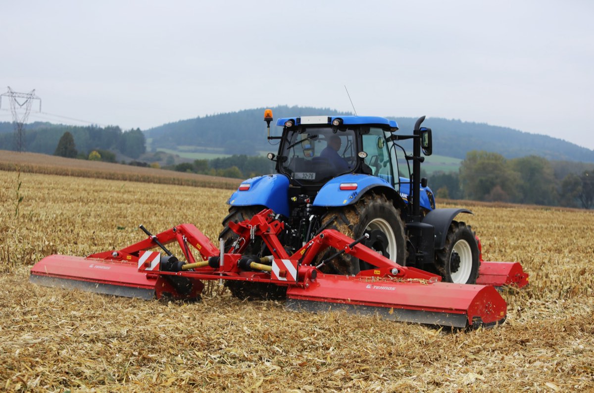 TEHNOS MU2Z rozdrabnia resztki po kukurydzy na ściernisku za ciągnikiem New Holland