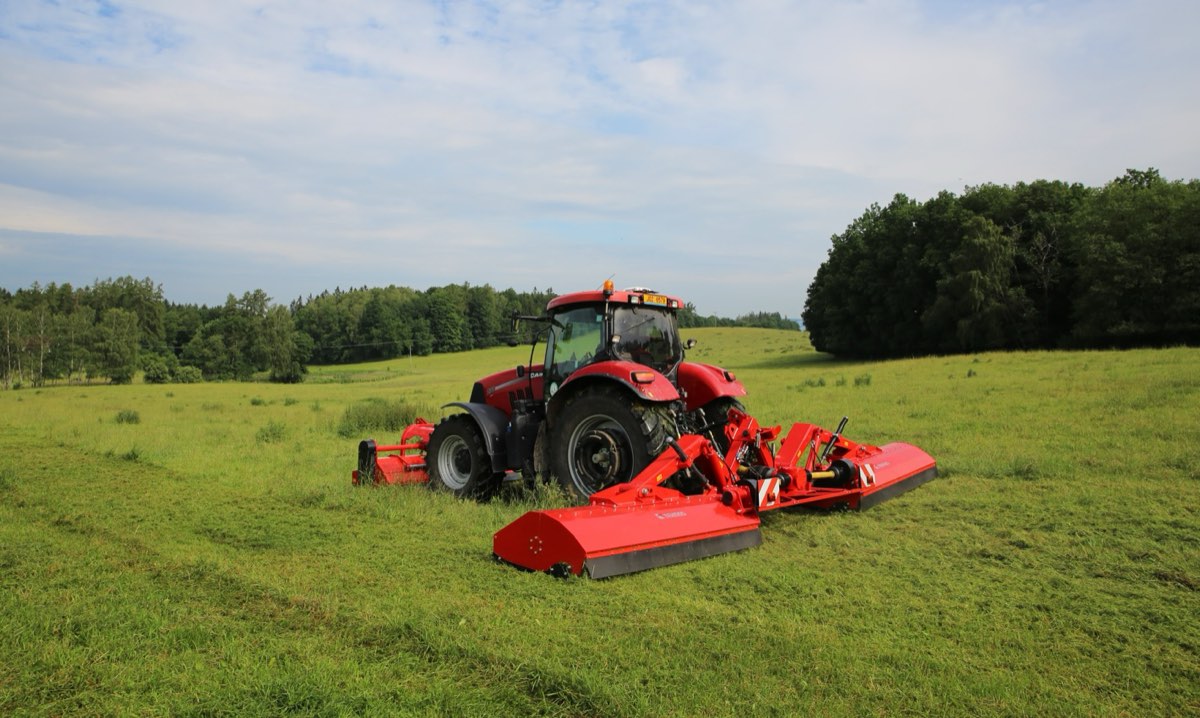 Kosiarka bijakowa TEHNOS MU2Z w pracy na łące za ciągnikiem Case IH
